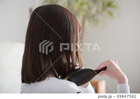 髪をとかす30代日本人女性 39847562