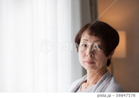 ミドルシニア女性 ショートヘアの写真素材