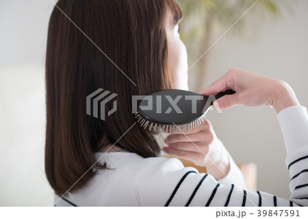 髪をとかす日本人女性 39847591