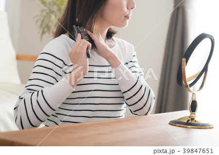 ヘアケア　ブラッシング　若い日本人女性 39847651