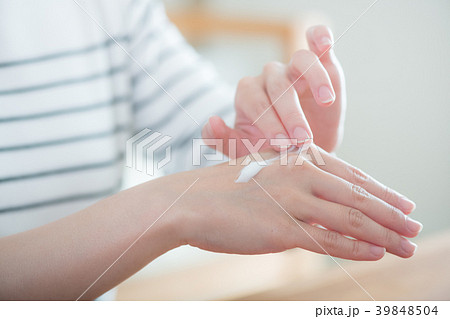ハンドクリームを塗る若い女性の手元 39848504