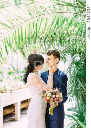 The bride is stroking the cheek of the smiling The bride is stroking the cheek of the smiling 39848584