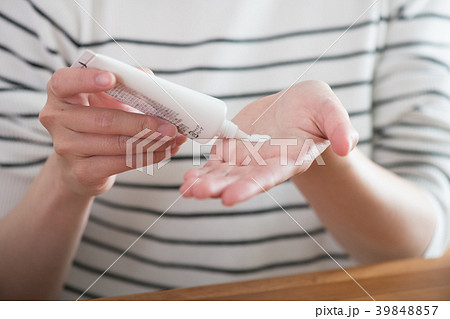 日焼け止めクリームを塗る若い女性 39848857