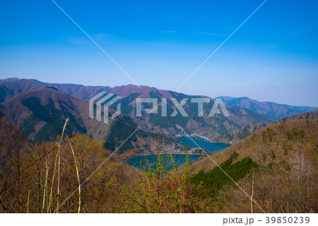 奥多摩湖と山並みの俯瞰と青い空　2018 39850239