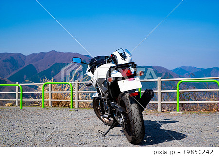 春のバイクツーリング 奥多摩の山並みと青い空　a 背景ぼかし 39850242