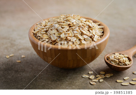 Oat flakes in a wooden bowl. 39851385