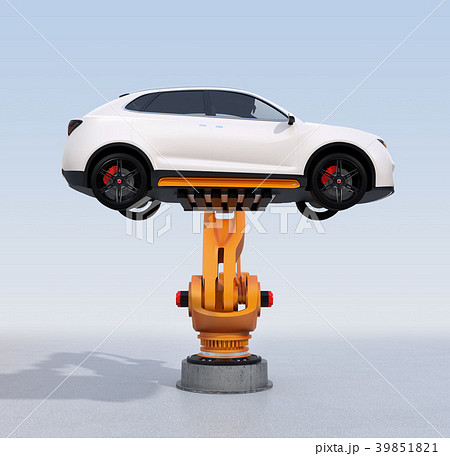 水色背景に白色SUVを運搬する大型産業ロボットの側面イメージ。スマート工場のコンセプト 39851821