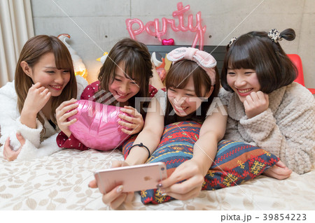 パジャマパーティー 自撮り インスタ映え パジャマパーティー 自撮り インスタ映え 39854223