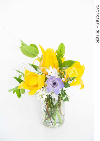 黄色系の花束の写真素材