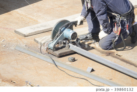 ビル・マンション建設現場と作業員　イメージ 39860132