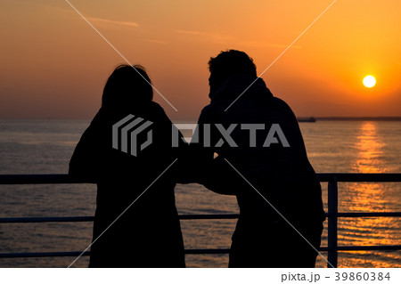 フェリーから眺める夕焼け 39860384