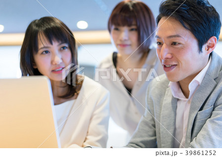 カジュアルオフィス カジュアルビジネス チーム 打ち合わせ カジュアルオフィス カジュアルビジネス チーム 打ち合わせ 39861252