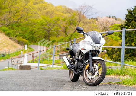 春のバイクツーリング 若葉に染まる高原の坂道 39861708