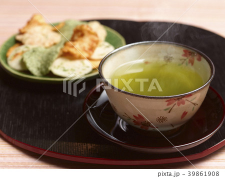 温か緑茶と彩り煎餅 温か緑茶と彩り煎餅 39861908
