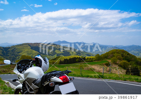 春のバイクツーリング バイク越しに見下ろす山肌の彩り 春のバイクツーリング バイク越しに見下ろす山肌の彩り 39861917