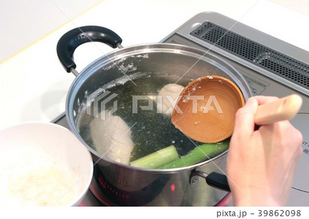 茹で鳥の灰汁取り 39862098