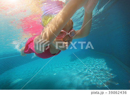 happy asian girl love swimming underwater 39862436