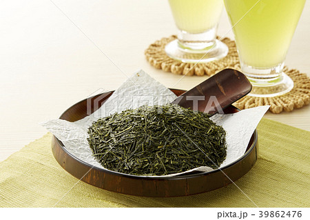 緑茶と茶葉 (ice green tea and leaves) 緑茶と茶葉 (ice green tea and leaves) 39862476