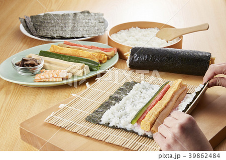 巻き寿司 調理シーン(Scene to make rolled sushi) 巻き寿司 調理シーン(Scene to make rolled sushi) 39862484