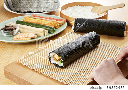 巻き寿司　調理シーン(Scene to make rolled sushi) 39862485