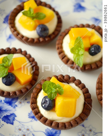 ココアカップのマンゴータルトレット 花柄プレート(ハイアングルアップ) ココアカップのマンゴータルトレット 花柄プレート(ハイアングルアップ) 39862661