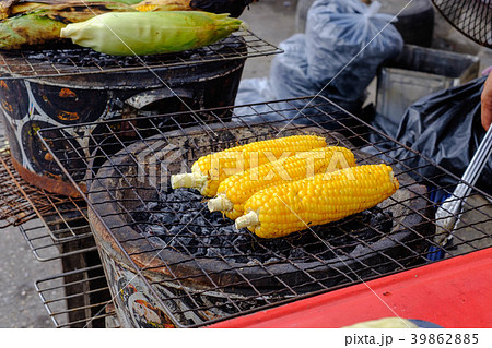 Corn grill, brush with butter, sweet and fragrant. 39862885