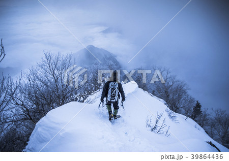雪山をさすらう登山者 39864436