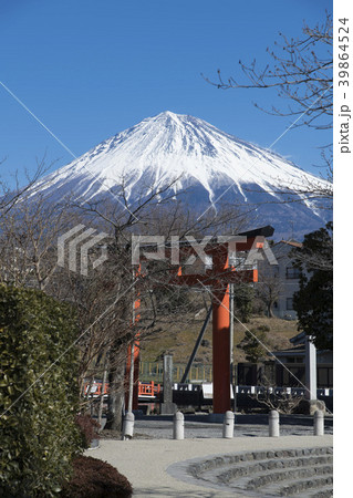 富士山本宮浅間大社の鳥居と富士山 39864524