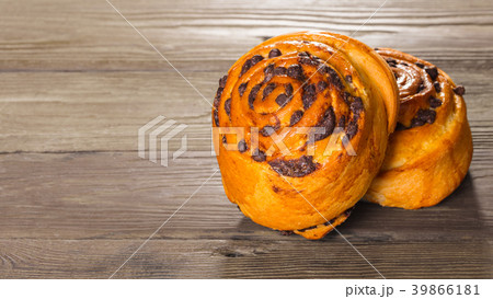 Fresh baked bun with chocolate Fresh baked bun with chocolate 39866181