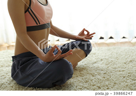 瞑想をする女性 39866247
