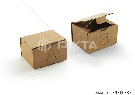 ダンボールの小箱 Aとbの2択の写真素材