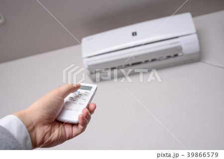 エアコンとリモコン 39866579