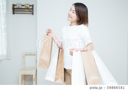 ショッピング 買物袋を抱えて笑顔の女性 39866581