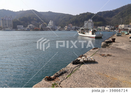 美保関漁港から松江市の重要文化財 美保神社を見る 39866714