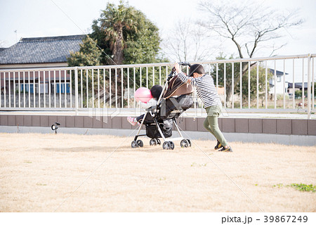 赤ちゃんと男の子 39867249