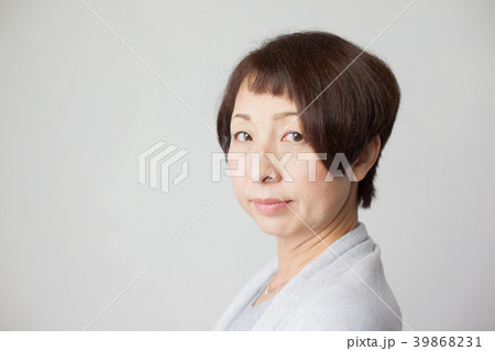ミドルシニア女性　ショートヘア 39868231
