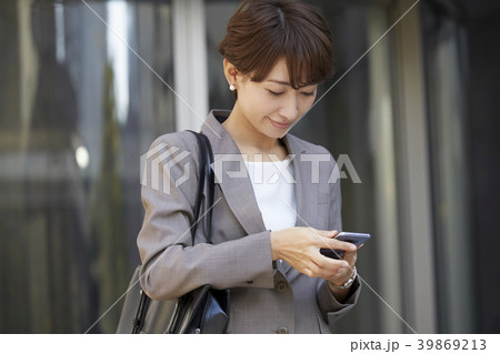 ビジネスウーマン スマホ ビジネスウーマン スマホ 39869213