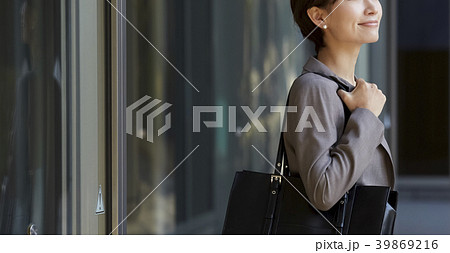 ビジネスウーマン　エントランス 39869216