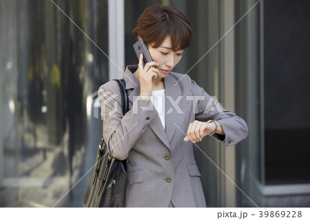 ビジネスウーマン 通話 ビジネスウーマン 通話 39869228