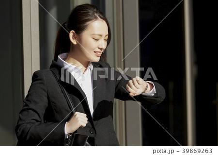 ビジネスウーマン　エントランス 39869263
