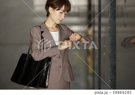 ビジネスウーマン エレベーターホール ビジネスウーマン エレベーターホール 39869285