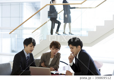 ビジネス　ロビーで打ち合わせ 39869512