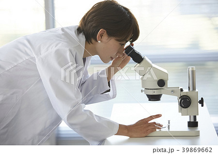 女性　白衣　研究 39869662