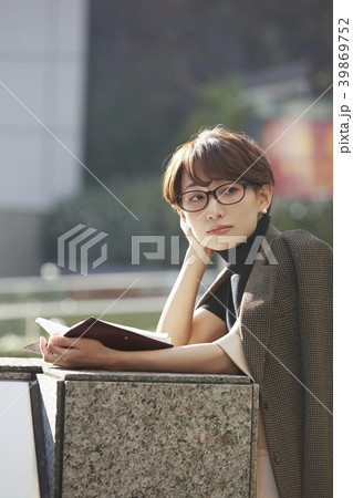 ビジネスウーマン　街中 39869752
