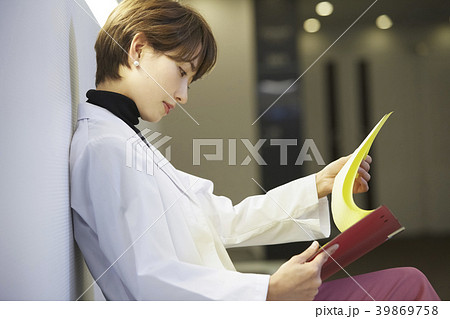 女性　白衣　ポートレート 39869758