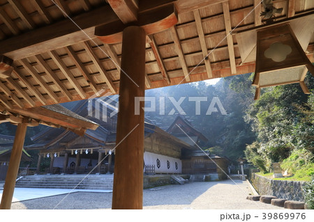 松江市の重要文化財 美保神社神門廻廊から拝殿を見る 松江市の重要文化財 美保神社神門廻廊から拝殿を見る 39869976
