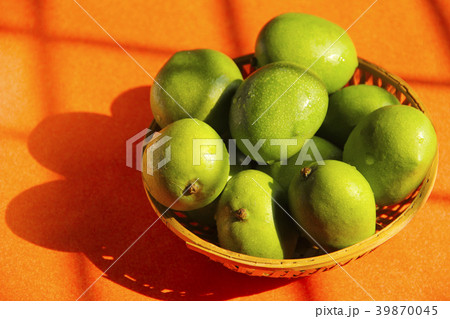 Cane bowl with raw mango fruit Cane bowl with raw mango fruit 39870045