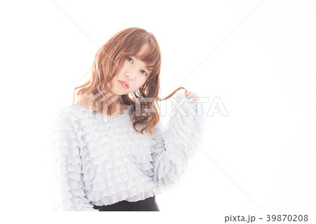 髪を持ち上げる女性 髪を持ち上げる女性 39870208