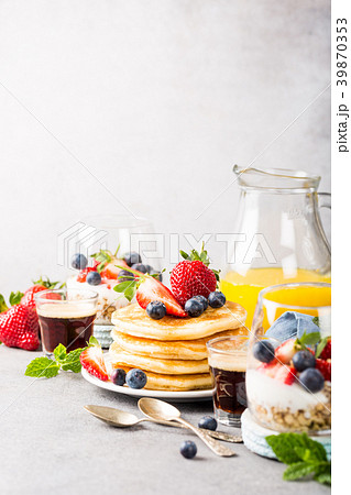 Healthy summer breakfast 39870353