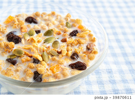 グラノーラ 牛乳 ヘルシー シリアル グラノーラ 牛乳 ヘルシー シリアル 39870611